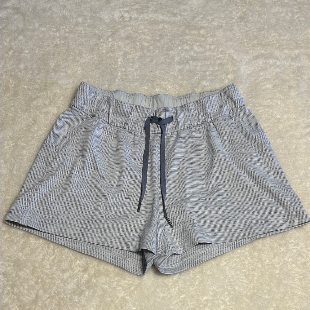 Lululemon On the Fly 2.5” Women’s Shorts size 6 Grey and White